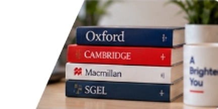 Livros de editoras internacionais de referência como Oxford, Cambridge, Macmillan e SGEL com caneca A Brighter You.
